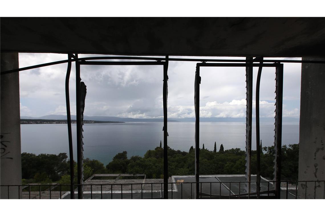 Morbide Lost Places in kroatischem Urlaubsort Freie Sicht auf die Adria durch leere Fensterrahmen