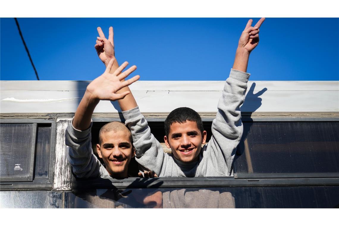 Bilder des Tages Freigelassene palästinensische Jugendliche winken nach ihrer Entlassung aus einem israelischen Gefängnis bei ihrer Ankunft im Gazastreifen.
