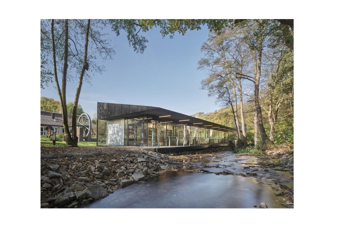 Berliner Top-Büro holt Deutschen Architekturpreis. Wie schneidet Stuttgart ab? Freilichtmuseum Hagen, entworfen von Schnoklake Betz Dömer Architekten (Münster). Das neue Eingangsgebäude überzeuge „durch eine gelungene Verbindung von Funktionalität, Ästhetik und Nachhaltigkeit“, so die Jury. „Die Verwendung von CO2-sparendem Holzbau, trennbaren Bauteilen und regenerativer Energie wie Tiefengeothermie und einer PV-Anlage unterstreicht den bewussten Umgang mit Ressourcen.“
