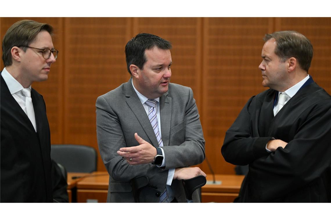 Freispruch vor dem Landgericht für den ehemaligen DFB-Schatzmeister Stephan Osnabrügge (M). (Archivbild)