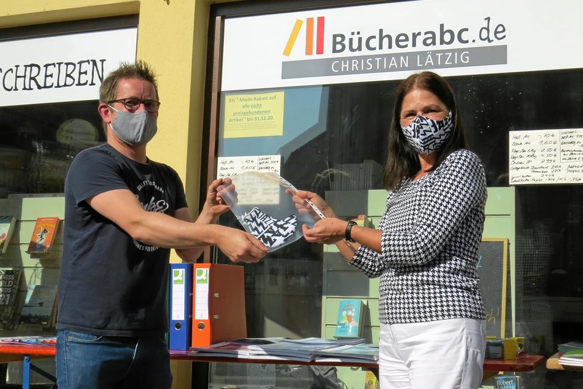 Selbst genähte Masken als Zeichen der Wertschätzung Freitags, wenn Dagmar Reuß etwas früher Schluss hat, kann sie bei dem einen oder anderen Einzelhändler in der Stadt vorbeischauen. Hier bekommt Christian Lätzig (links) eine Maske. Fotos: C. Schick/privat
