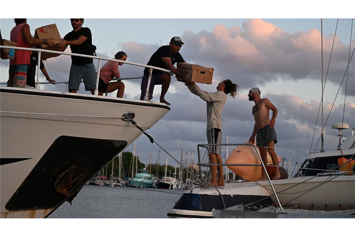 Freiwillige aus Frankreich, Deutschland und Italien wollen Hilfslieferung nach Kuba bringen und  bereiten Boote für die Abfahrt von Isla Mujeres nach Havanna vor.