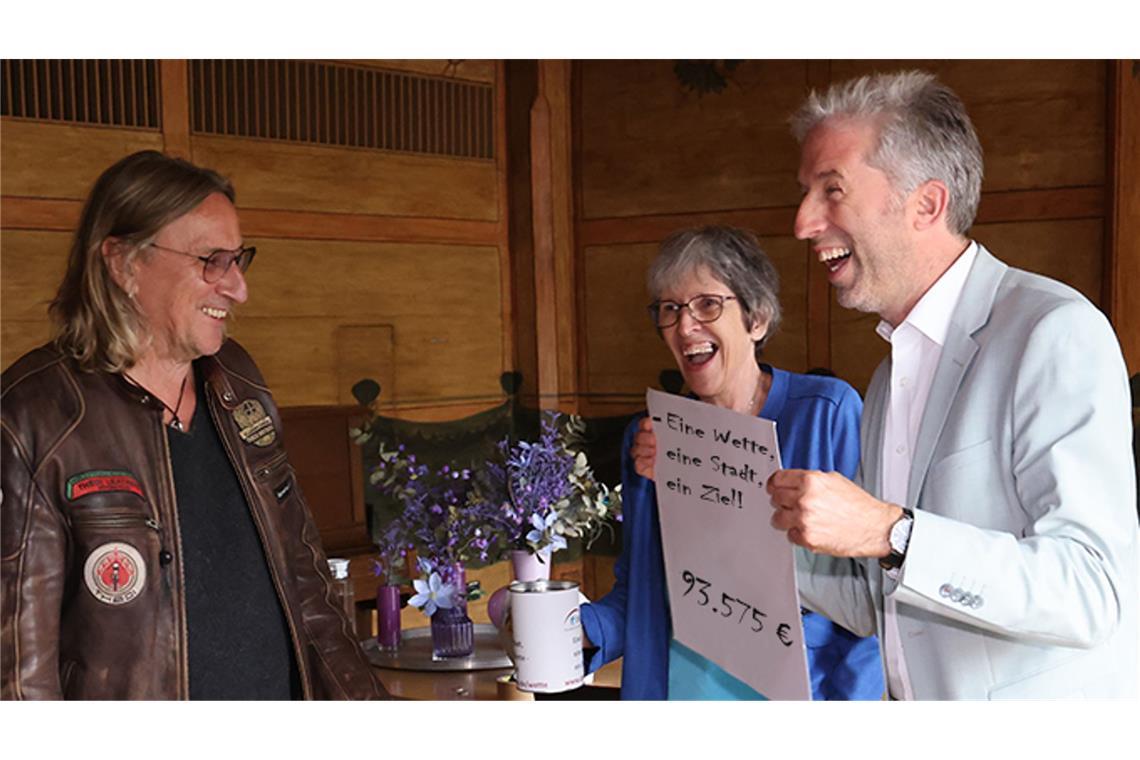 Tübingen gewinnt Wette, jetzt muss Dieter Thomas Kuhn gratis aufspielen Freude über das Spendenziel: Tübingens Oberbürgermeister Boris Palmer (rechts), Musiker Dieter Thomas Kuhn und Gisela Schneider, die Direktorin des Deutschen Instituts für Ärztliche Mission