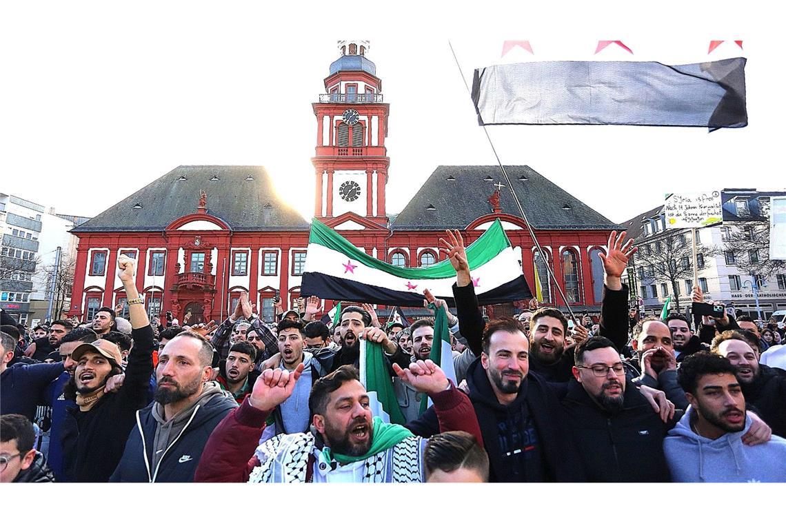 Bundesamt stoppt Entscheidungen über Asylanträge von Syrern Freudenfeiern syrischer Flüchtlinge gab es in mehreren deutschen Städten am Sonntag.