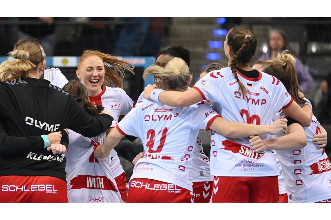 Dank Johanna Bundsens Paraden – HB Ludwigsburg zieht ins Finale ein Freudentänzchen der Ludwigsburger Spielerinnen