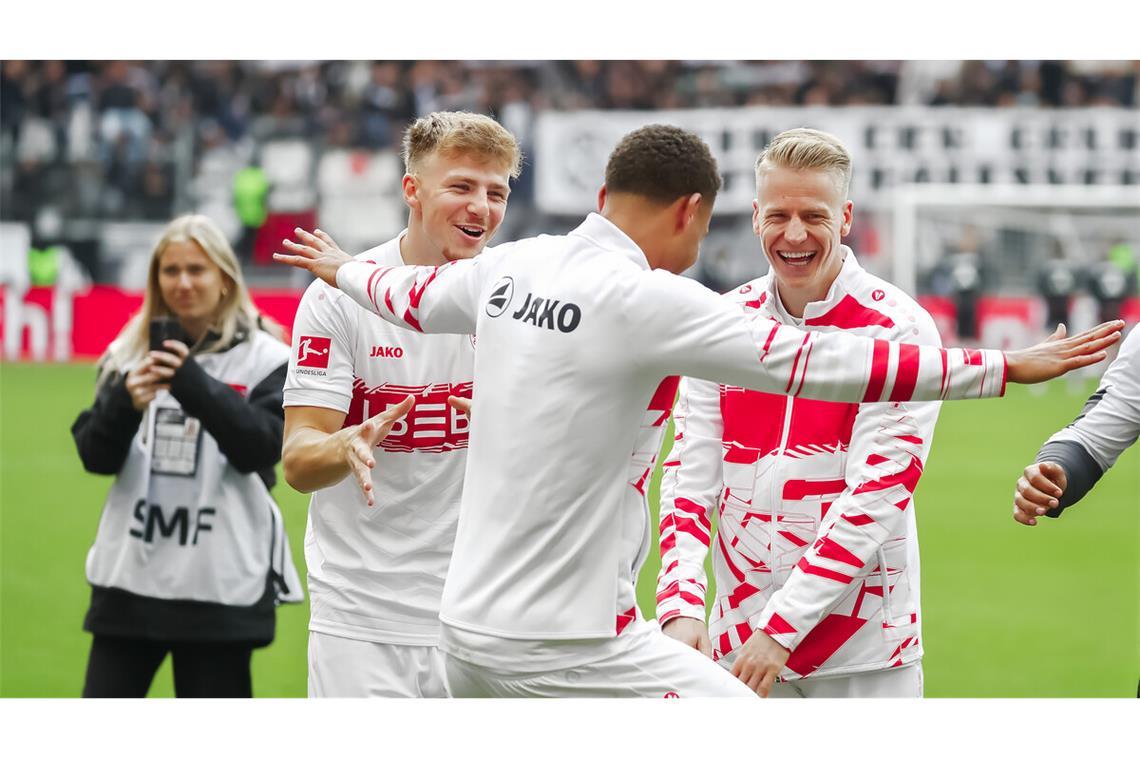 Freudentanz: die VfB-Spieler Finn Jeltsch (links) und Chris Führich feiern mit dem Torschützen Nikolas Nartey (Mitte) den Einzug in die Champions League.