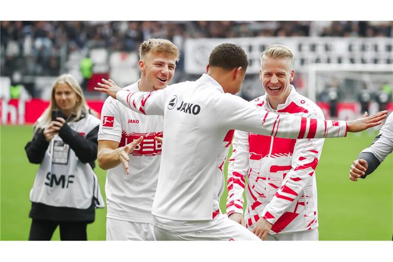 Freudentanz: die VfB-Spieler Finn Jeltsch (links) und Chris Führich feiern mit dem Torschützen Nikolas Nartey (Mitte) den Einzug in die Champions League.