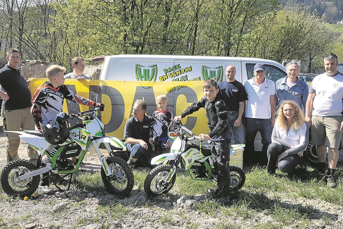 MSC Murrhardt steigt in die Elektromobilität ein Freudige Gesichter gibt es beim Jugendtraining des MSC Murrhardt mit den Elektromotorrädern. Foto: privat