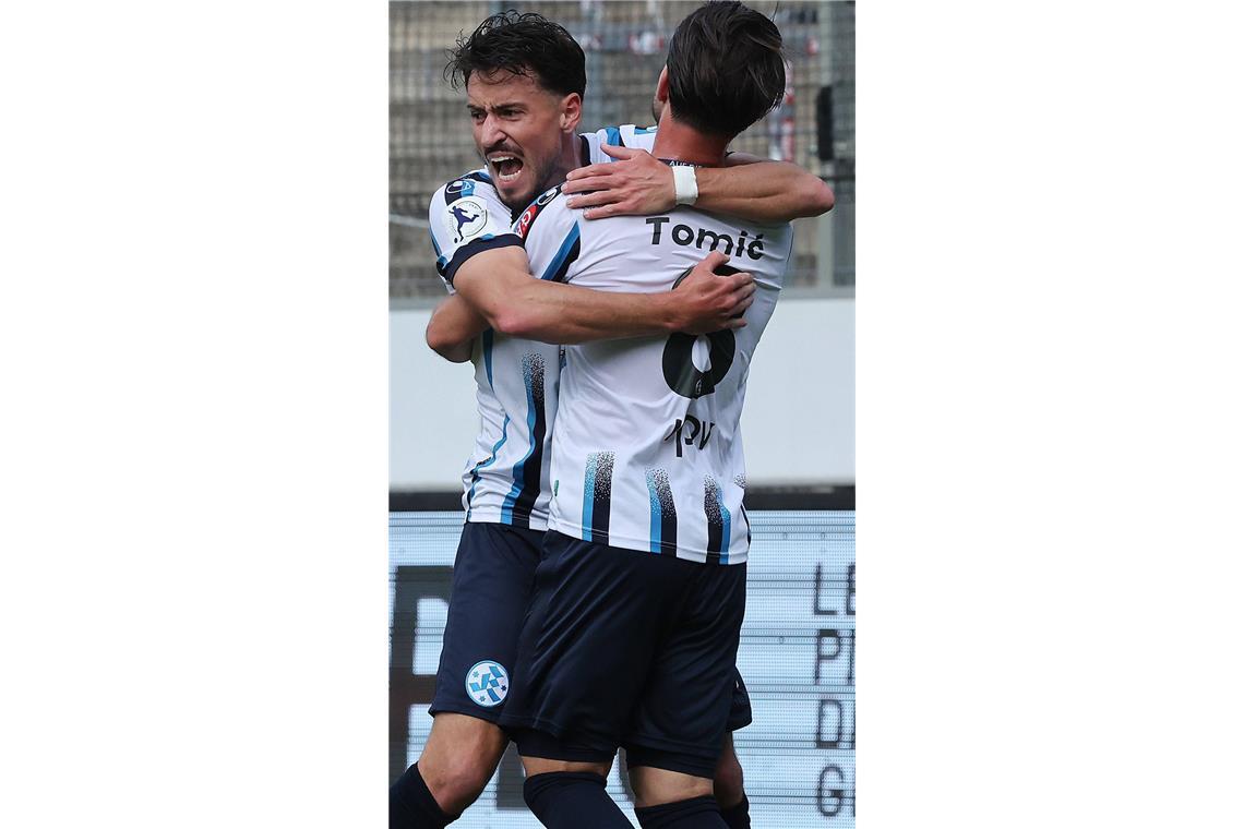 Freudige Umarmung: Berisha, Tomic.
