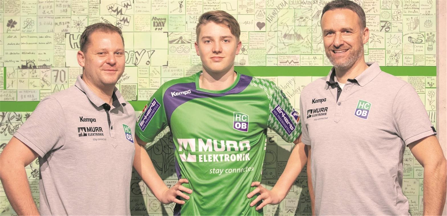 Talent Timm Buck schlüpft ins grüne Trikot Freuen sich auf eine gemeinsame Zukunft (von links): Trainer Matthias Heineke, Zugang Timm Buck und der sportliche Leiter Jochen Bartels.Foto: A. Becher