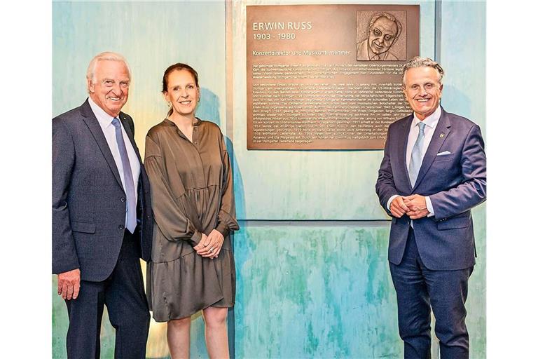 Freuen sich über die bleibende Erinnerung an Erwin Russ: Stuttgarts OB Frank Nopper (rechts) sowie Michael Russ und Michaela Russ.