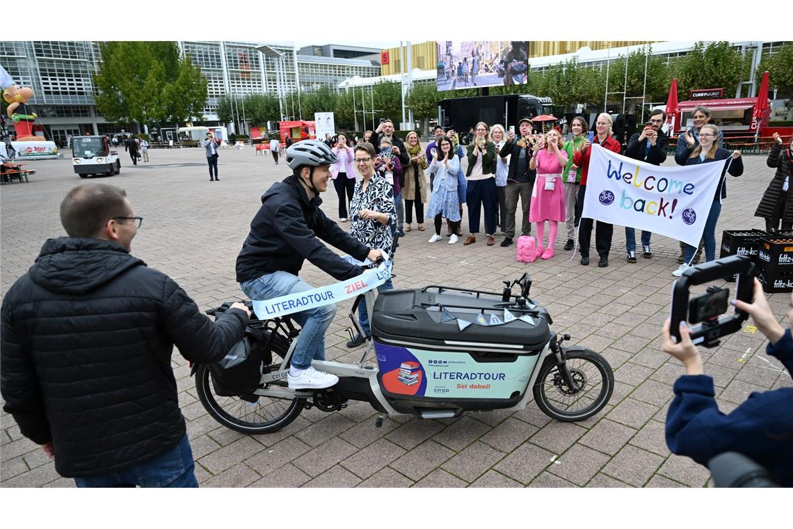 Der Buchbotschafter mit dem Lastenrad Freunde und Familie erwarteten Lennart Schaefer am Ziel.