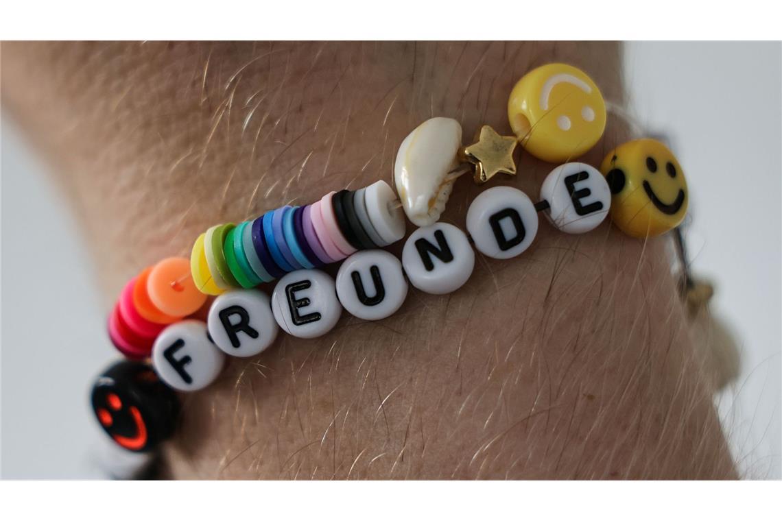 Jeder Mensch braucht Freunde - "Wichtig für Wohlbefinden" Freundschaften im realen Leben sind auch in Zeiten vieler Social-Media-Kontakte unverzichtbar. (Symbolbild)