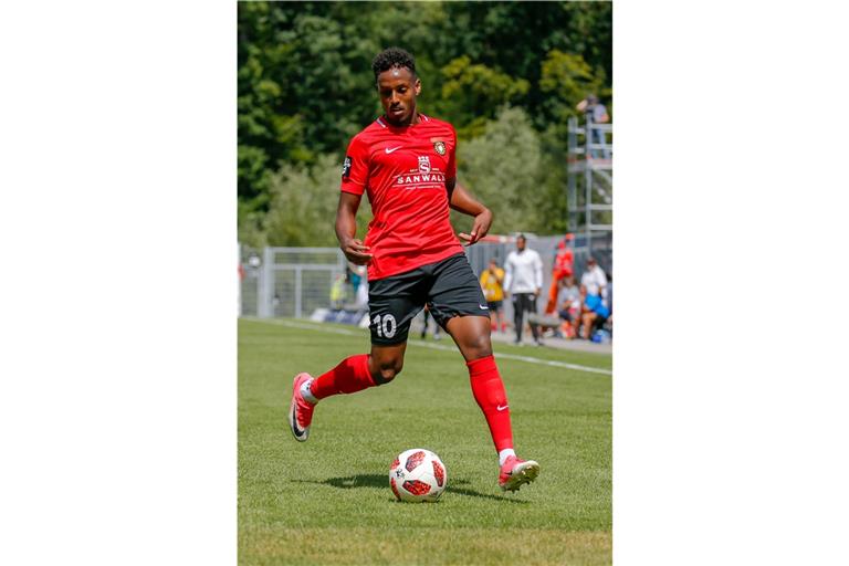 Freut sich riesige, dass er endlich wieder am Ball sein kann: Joel Gerezgiher. Nach mehr als 13 Monaten Verletzungspause feierte er gegen Unterhaching sein Comeback und nun in Chemnitz gar ein Startelfdebüt. Eines, das gelang. Er bereitete das entscheidende 1:0 klasse vor.Foto: A. Becher