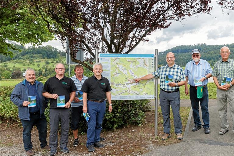 Freuten sich über die Vorstellung und Einweihung der neuen Wanderwege rund um Fornsbach: Thomas Zeeb, Manfred Krautter, Walter Heinz, Walter Hieber, Bürgermeister Armin Mößner, Werner Dieterich, Manfred Wurst und Jutta Kühnle (von links). Foto: J. Fiedler