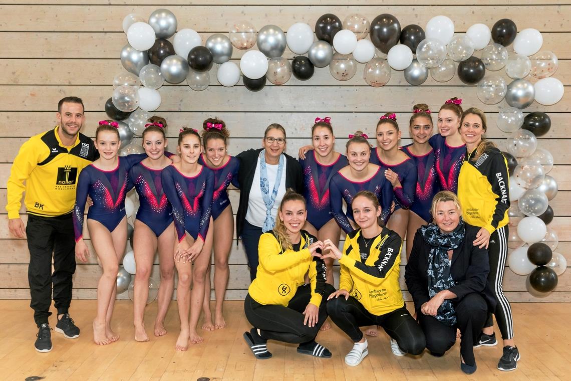Künftig werden nur noch Daumen gedrückt Freuten sich über eine starke Saison: Coach Björn Kuhn, Noemi Schreiber, Felin Weißhaar, Lilli Braun, Aurelia Weller, Kampfrichterin Andrea Griem, Taina Griem, Emely Pokorny, Melina Weller, Emma Osswald, Lisa Baumgart und Trainerin Melanie Andergassen (hinten von links) sowie Laura Benkel, Lena Strohmaier und Kampfrichterin Petra Wolf (vorne). Foto: M. Spreter