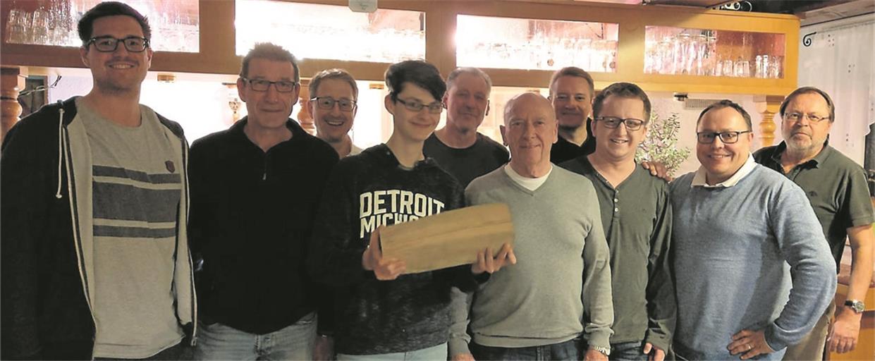 Freuten sich (von links): Dominik Wörner, Volker Schlipf, Uwe Gutzy Kalmbach, Luca Demisch, Günter Amsel, Klaus Mattisseck, Martin Stolz, Max Gruber, Björn Wolpert und Jürgen Wörner.