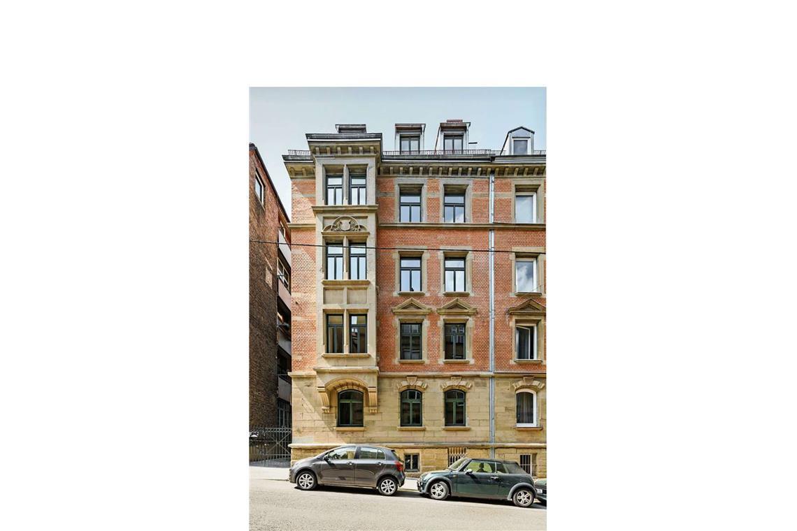 Frey Architekten sanierten für die Bauherrschaft ein Gründerzeithaus in Stuttgart  im Heusteigviertel und schufen zwei zusätzliche Wohnungen im Dachgeschoss. Dabei . . .