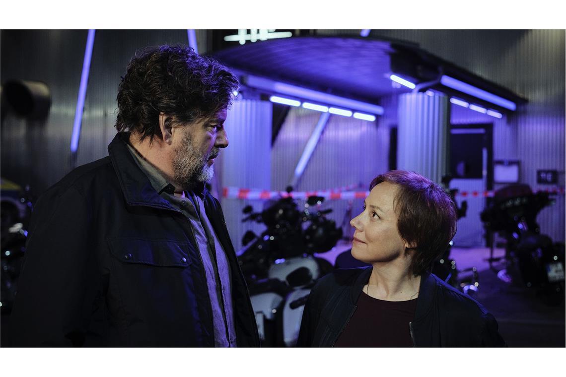 Friedemann Berg (Hans-Jochen Wagner) und Franziska Tobler (Eva Löbau) ermitteln am Tatort in einer Diskothek.