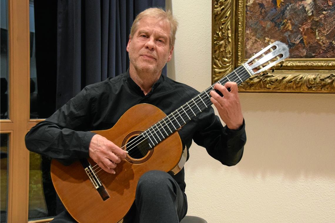 Eine Sternstunde klassischer Gitarrenmusik Friedemann Wuttke zeigte sein Können auch durch die Auswahl extrem kontrastreicher Stücke. Foto: Elisabeth Klaper
