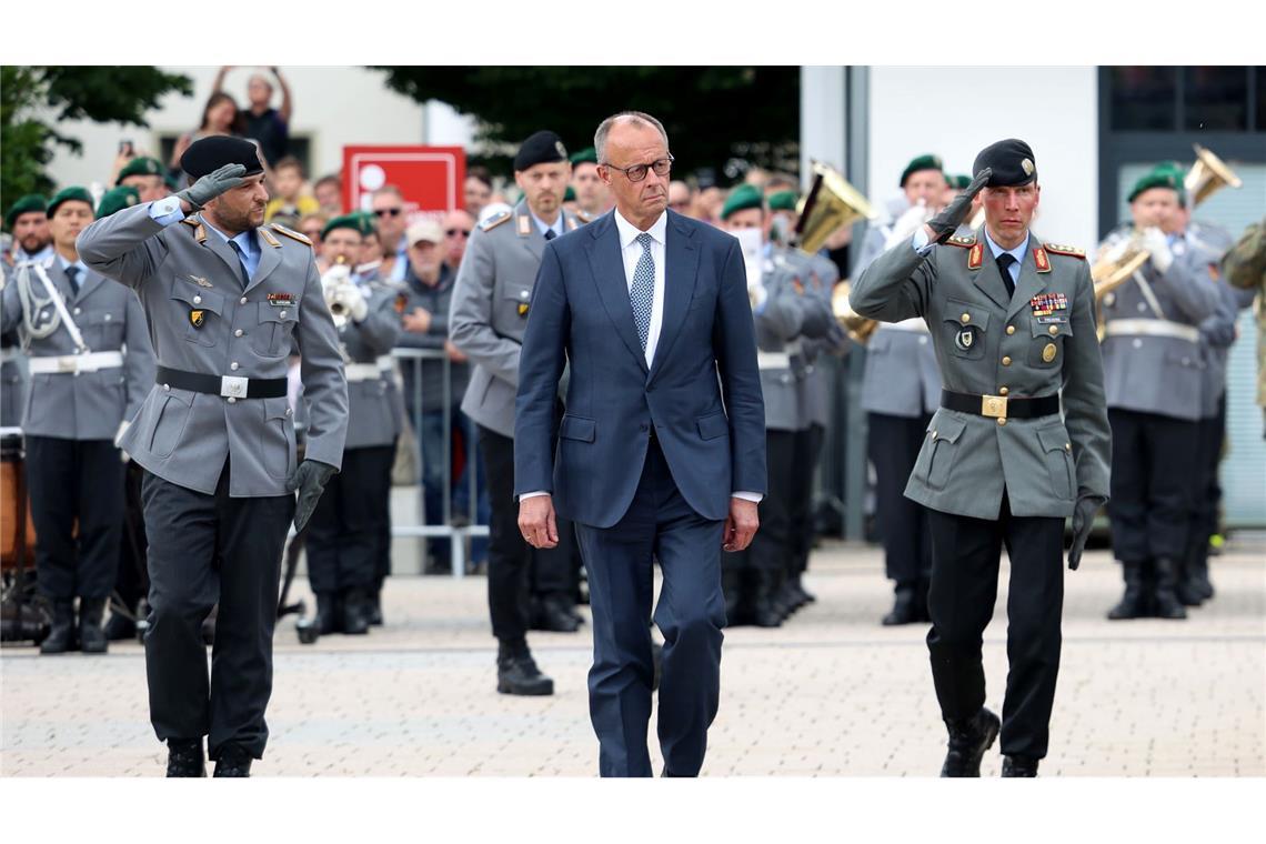 "Frieden und Freiheit gibt es eben nicht kostenlos", gibt Bundeskanzler Friedrich Merz jungen Rekrutinnen und Rekruten mit auf den Weg.