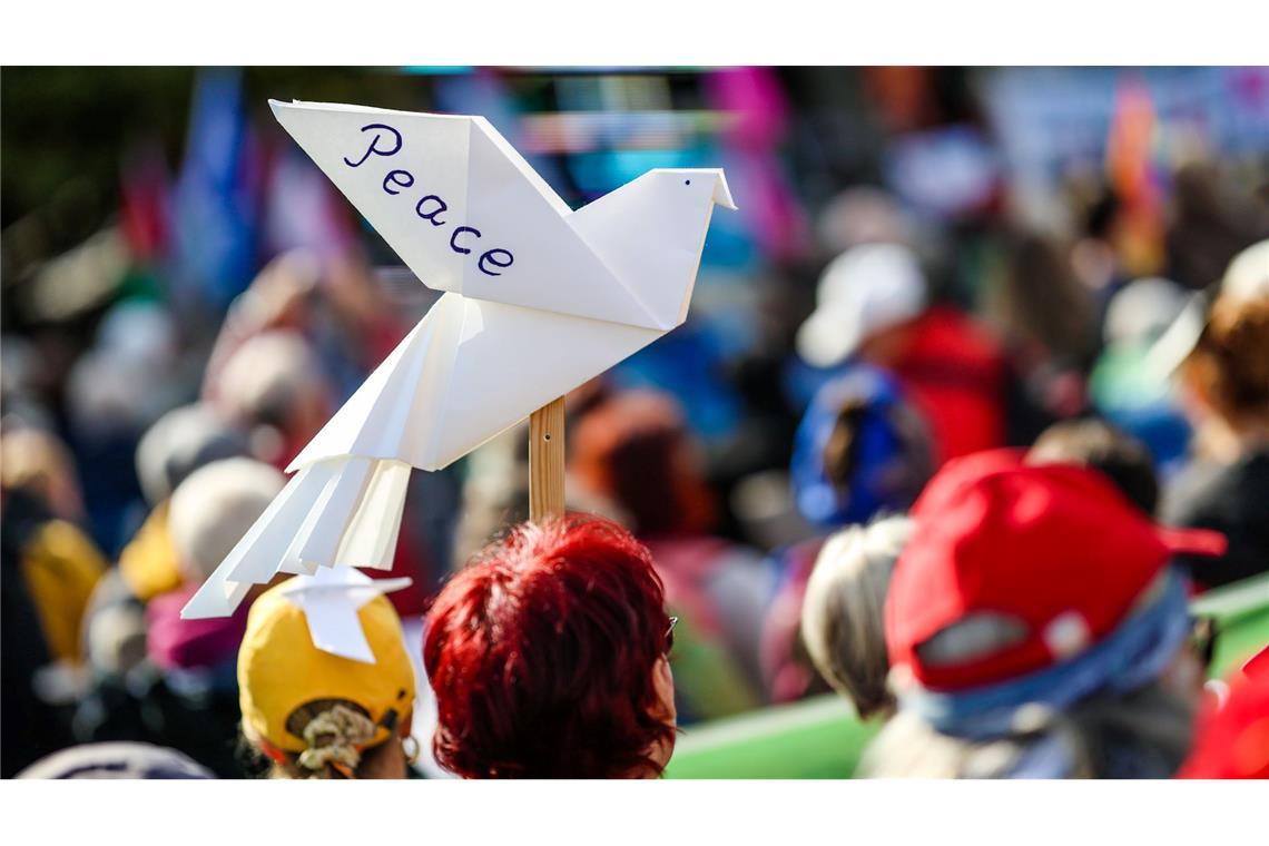 Bilder des Tages Friedensdemo in Stuttgart: Zeichen für Peace auf dem Schlossplatz