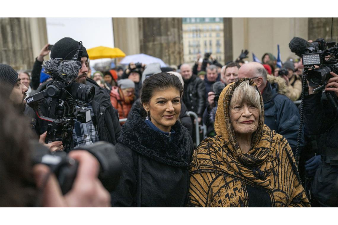 Friedensaufruf von 38 Persönlichkeiten Friedensdemo mit Wagenknecht und Schwarzer.