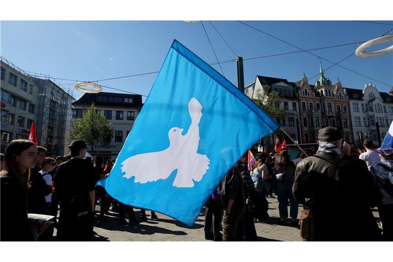 Friedensfahne bei 1.-Mai-Demo in Rostock