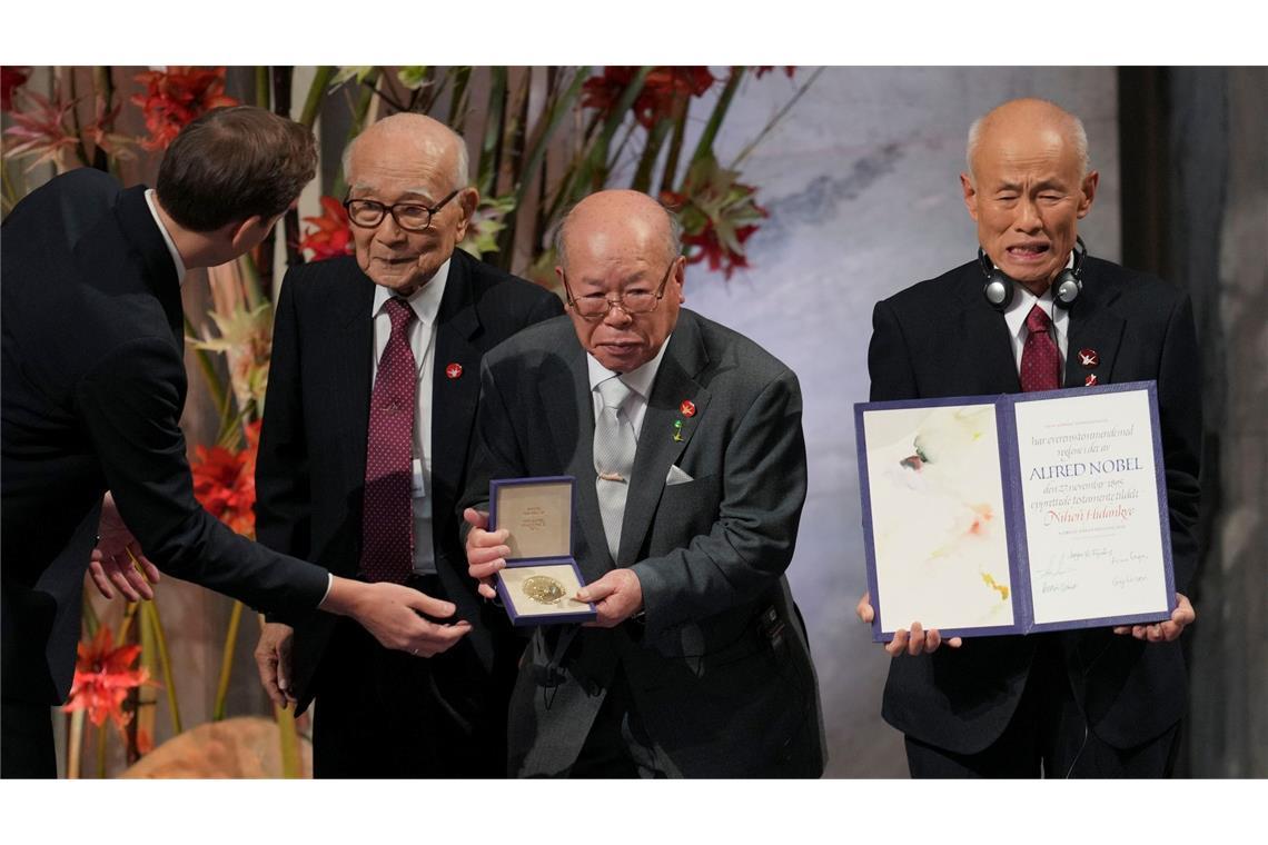 Bilder des Tages Friedensnobelpreis 2024: Der Vorsitzende des Nobelkomitees, Jørgen Watne Frydnes (l-r), steht mit Terumi Tanaka, Shigemitsu Tanaka und Toshiyuki Mimaki, den Vertretern des diesjährigen Friedensnobelpreisträgers Nihon Hidankyo (Japan Confederation of A- and H-Bomb Sufferers Organizations), bei der Verleihung des Friedensnobelpreises im Rathaus von Oslo.