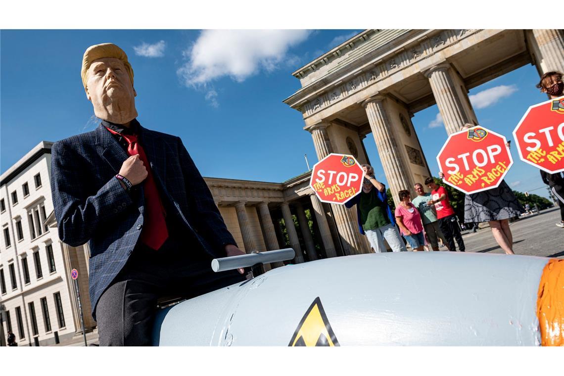 Friedensorganisationen demonstrieren im April in Berlin für eine Welt ohne Atomwaffen - und gegen ein Wettrüsten zwischen den USA und Russland. (Archivbild)