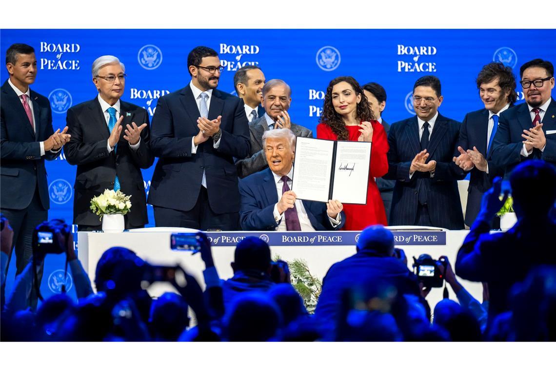 "Friedensrat"-Gründer Trump schart in Davos die Erstunterzeichner um sich.