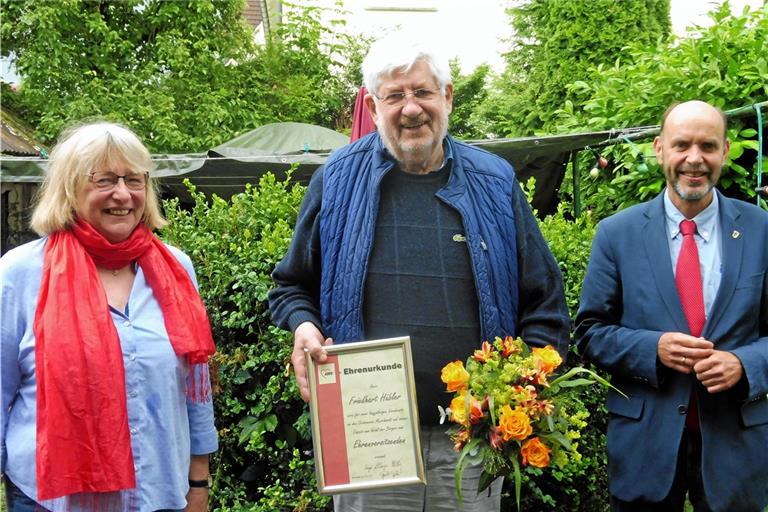Friedhart Hübler (Mitte) bei der Verleihung mit Sonja Allinger-Helbig und Gernot Gruber. Foto: privat