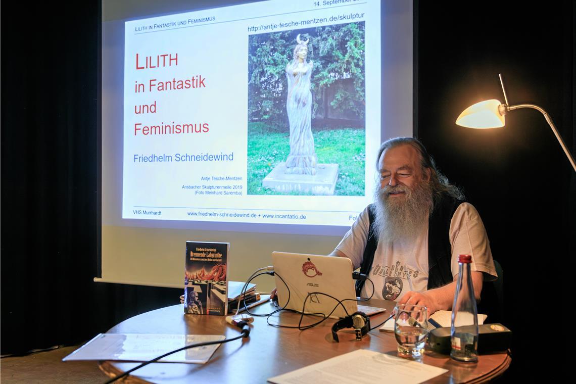 Von der Urmutter der Vampire Friedhelm Schneidewind beim Vortrag im Murrhardter Zimmertheater. Foto: Stefan Bossow