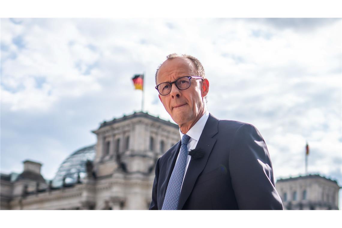 Breite Kritik an Merz' Bürgergeld-Sparplan Friedrich Merz auf dem Weg zum Sommerinterview.