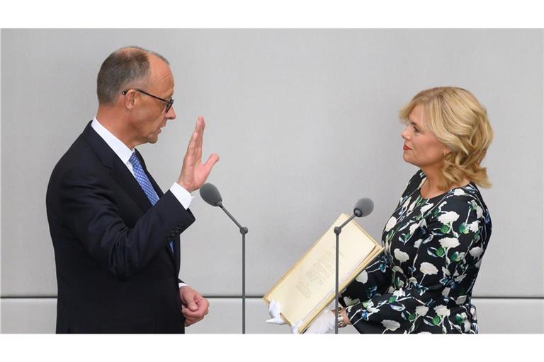 Friedrich Merz bei der Vereidigung als Bundeskanzler mit Bundestagspräsidentin Julia Klöckner