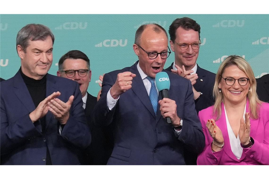 Im nächsten Bundestag sitzen weniger Frauen Friedrich Merz (CDU, M), Parteivorsitzender und Kanzlerkandidat, neben Markus Söder, Ministerpräsident von Bayern und CSU-Vorsitzender, und Christina Stumpp, stellvertretende CDU-Generalsekretärin, im Konrad-Adenauer-Haus.