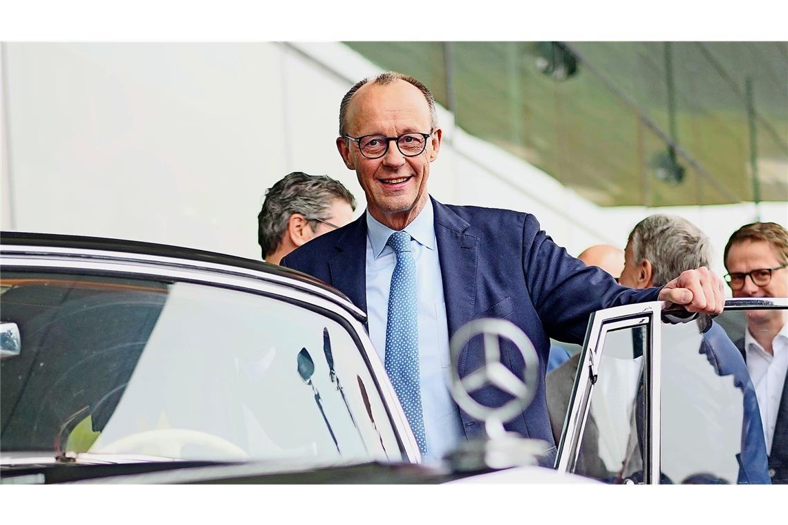 Friedrich Merz (CDU) steht vor der Messehalle neben dem Mercedes des früheren Bundeskanzlers Adenauer beim Hallenrundgang vor dem CDU-Bundesparteitag.