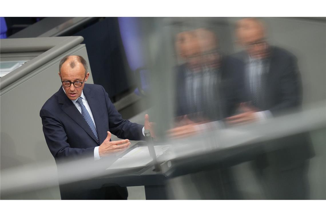 Bilder des Tages Friedrich Merz, CDU/CSU Fraktionsvorsitzender und CDU Bundesvorsitzender, spricht im Deutschen Bundestag. In dieser und einer noch folgenden Sondersitzung des alten Bundestages sollen nach dem Willen von Union und SPD ein milliardenschweres Sondervermögen und eine Reform der im Grundgesetz verankerten Schuldenbremse beschlossen werden.
