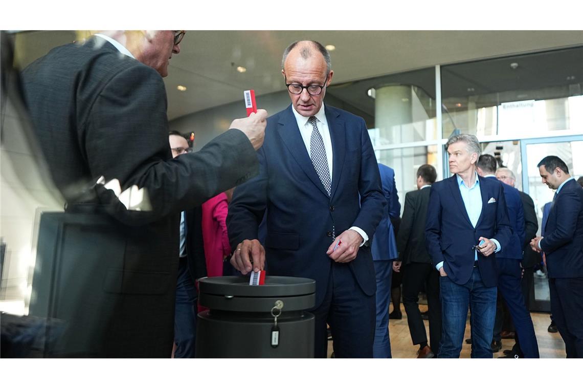 Bilder des Tages Friedrich Merz, CDU/CSU Fraktionsvorsitzender und CDU Bundesvorsitzender, gibt bei einer Abstimmung während der Bundestags-Sondersitzung zur Grundgesetzänderung seine Stimme ab.