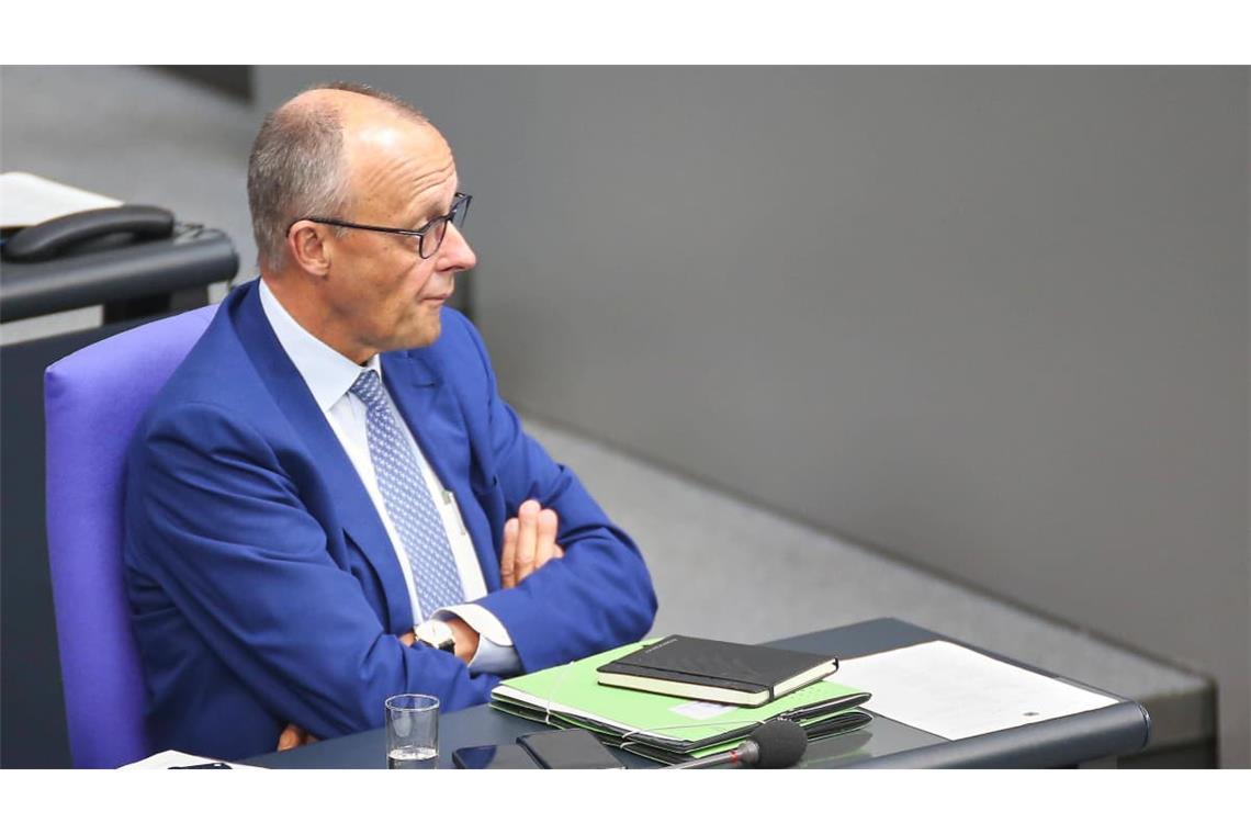 Friedrich Merz hält sich derzeit mit öffentlichen Auftritten merklich zurück. Offenbar wartet er er ab, wie die beiden Landtagswahlen am kommenden Sonntag ausgehen und wie er sich trotz enormen Drucks weiter im Amt halten kann.