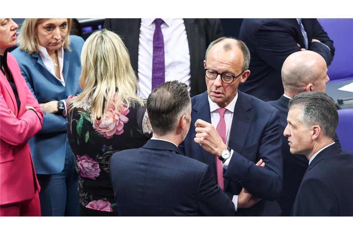 Bundestag: Fraktionschefs sprechen über Lösung Friedrich Merz (Mitte) spricht mit Christian Dürr (links), Fraktionsvorsitzenden der FDP, und Thorsten Frei (CDU, rechts), Geschäftsführer der Unions-Bundestagsfraktion.