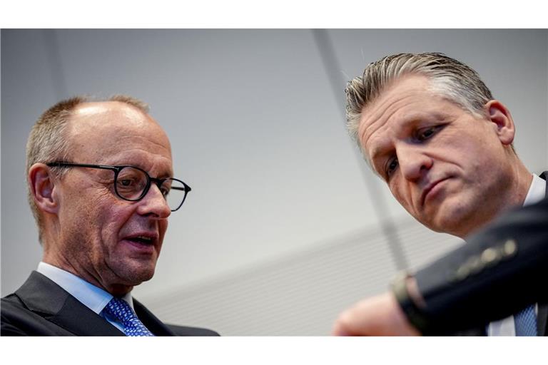 Friedrich Merz und Thorsten Frei mit einem Blick auf die Uhr