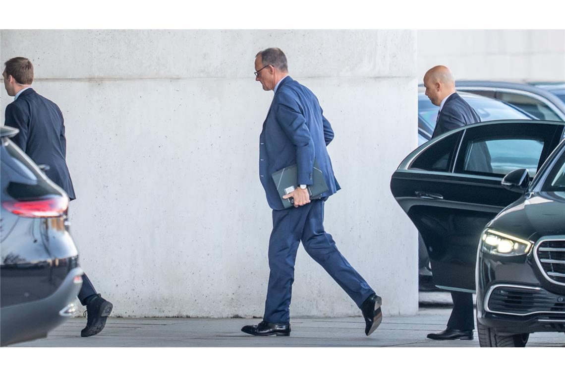 Spitzenvertreter von Union und SPD bei Scholz Friedrich Merz, Unions Kanzlerkandidat und CDU Bundesvorsitzender, kommt zu einem Treffen der Parteichefs der Union und der SPD im Kanzleramt.