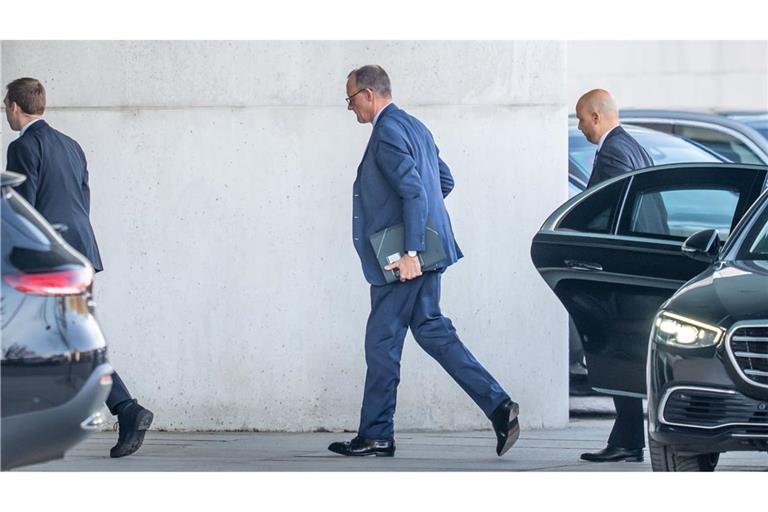 Friedrich Merz, Unions Kanzlerkandidat und CDU Bundesvorsitzender, kommt zu einem Treffen der Parteichefs der Union und der SPD im Kanzleramt.