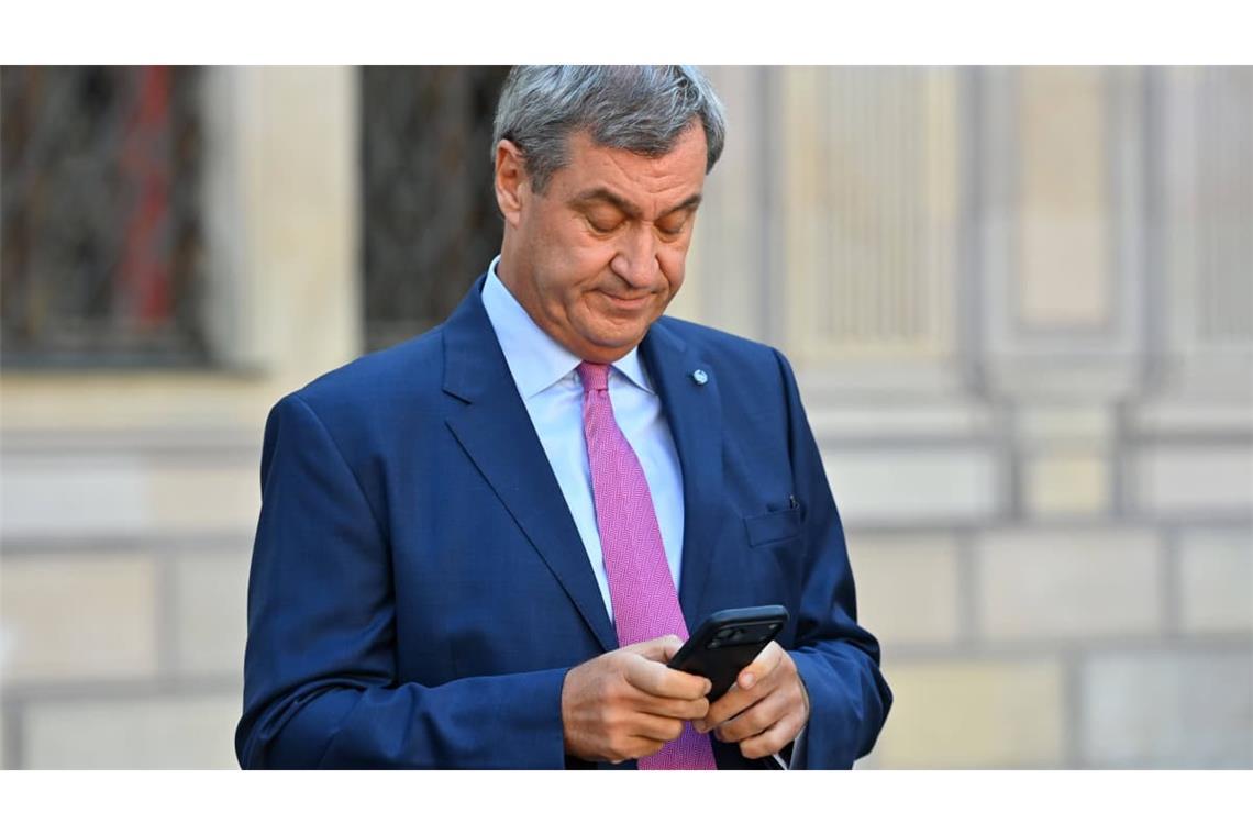„Friedrich. Wir stehen hinter Dir. Dein Markus!" - Markus Söder, Ministerpräsident von Bayern und CSU- Vorsitzender, will dem Kanzler nicht in den Rücken fallen.