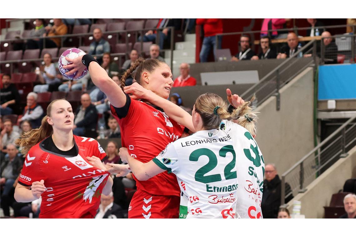 Meister startet mit Kanter-Derbysieg in die Play-Offs Frisch-Auf-Abwehr stoppt Xenia Smits.