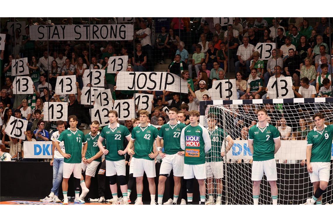 Frisch-Auf-Fans wünschen dem erkrankten Ex-Spieler Josip Sarac (Nummer 13) alles Gute.
