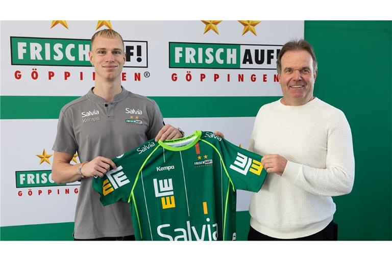 Frisch-Auf-Geschäftsführer Gerd Hofele präsentiert Neuzugang Patrick Boldsen.