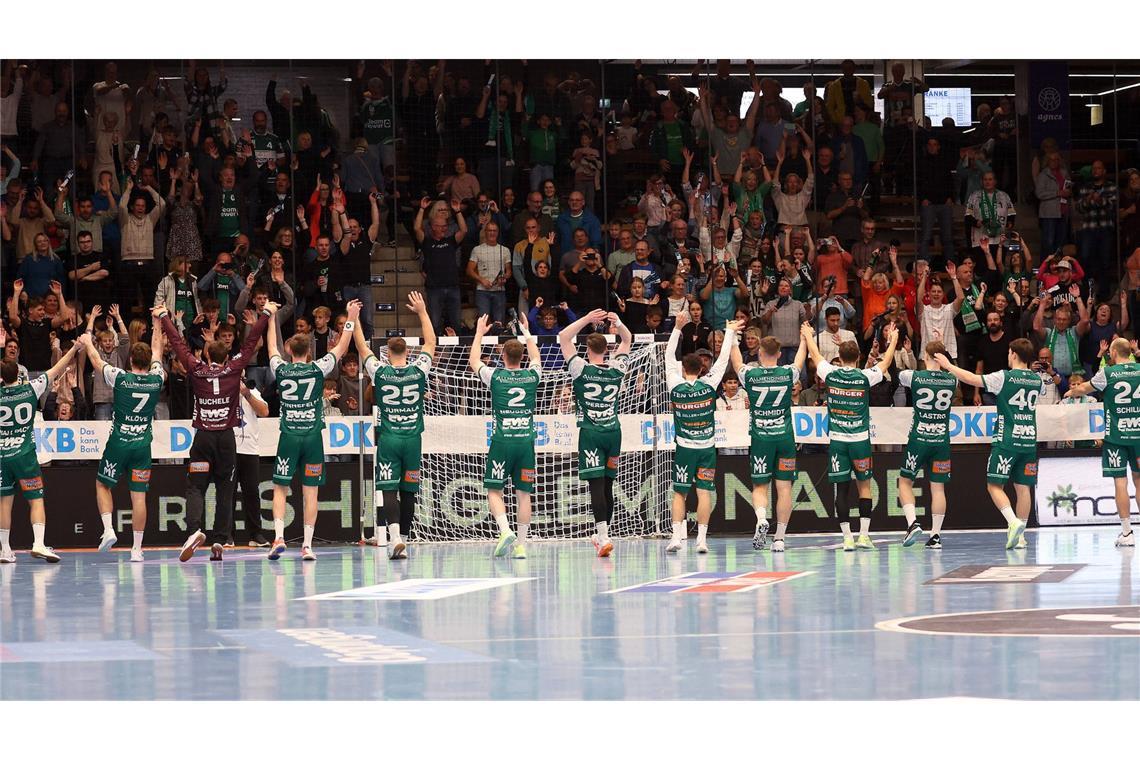 Nach Pokal-Frust – Frisch Auf Göppingen kämpft Hannover nieder Frisch Auf jubelt mit seinen Fans über den ersten Heimsieg der Saison.