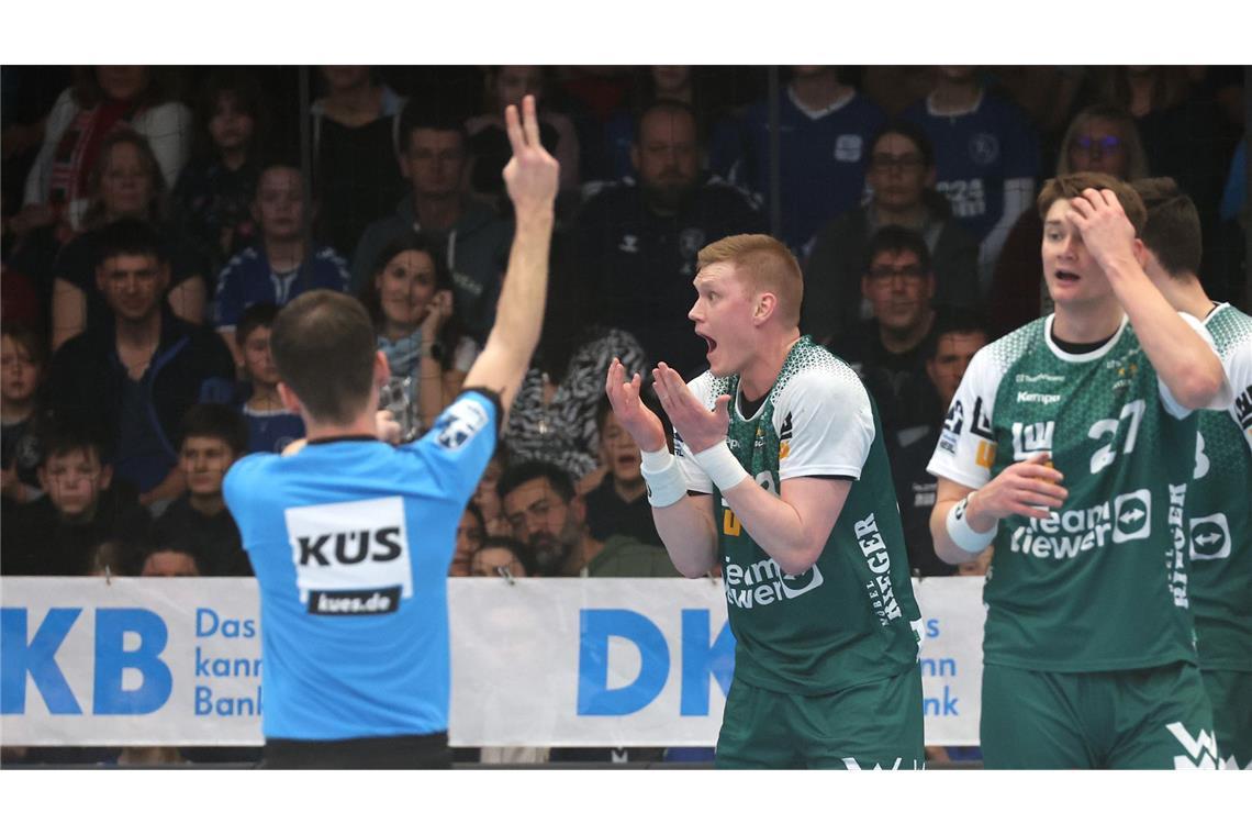 Gegen den Meister auf verlorenem Posten Frisch-Auf-Kapitän sieht eine Zeitstrafe, später Rot.